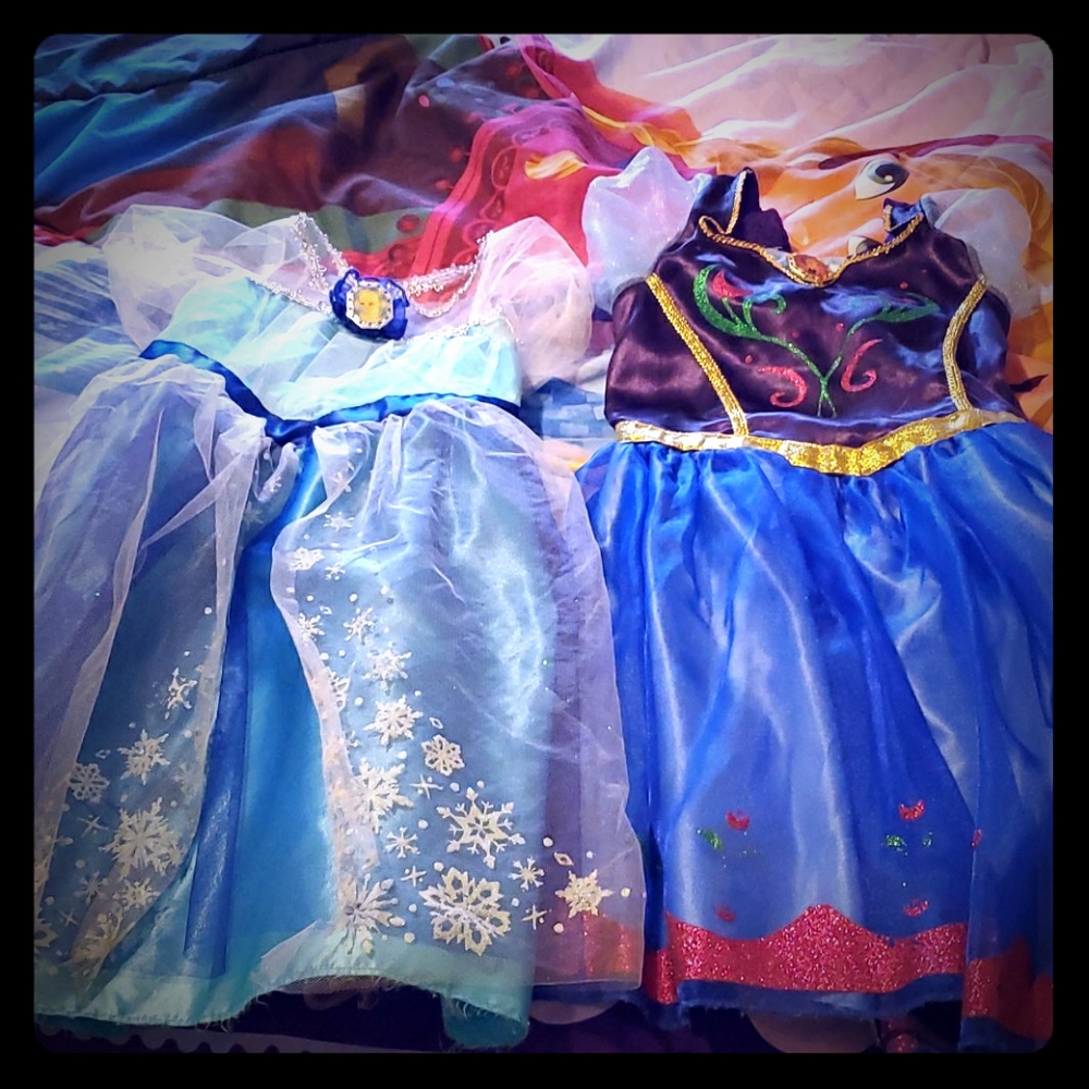 Anna and Elsa play dresses